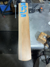 Load image into Gallery viewer, Hand Crafted Short Handle Cricket Bat  2lb 10.4oz
